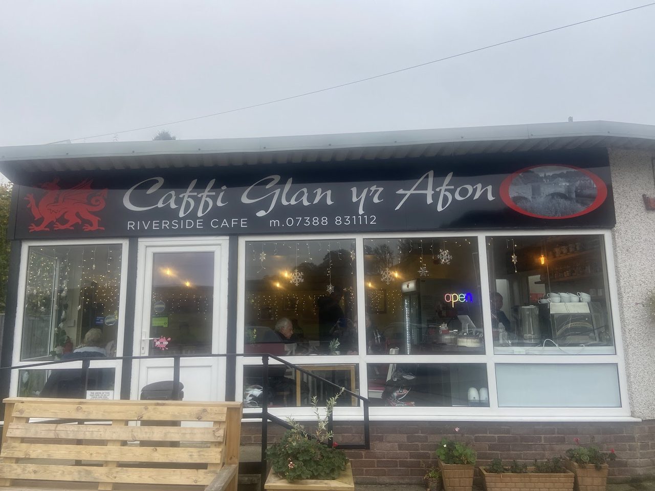 Caffi glan yr afon