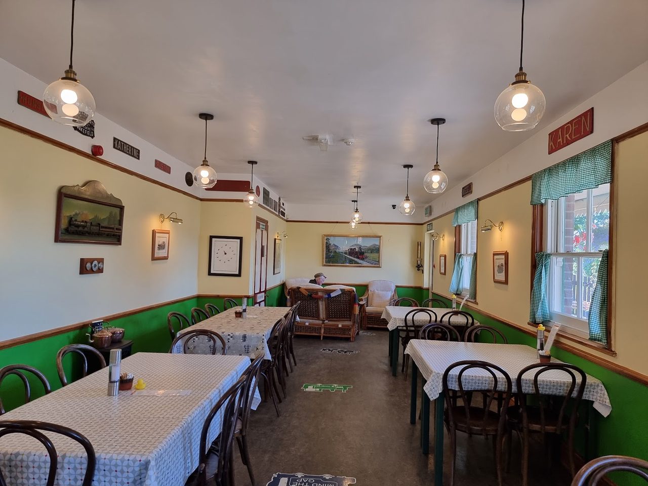 Caffi Russell's Cafe