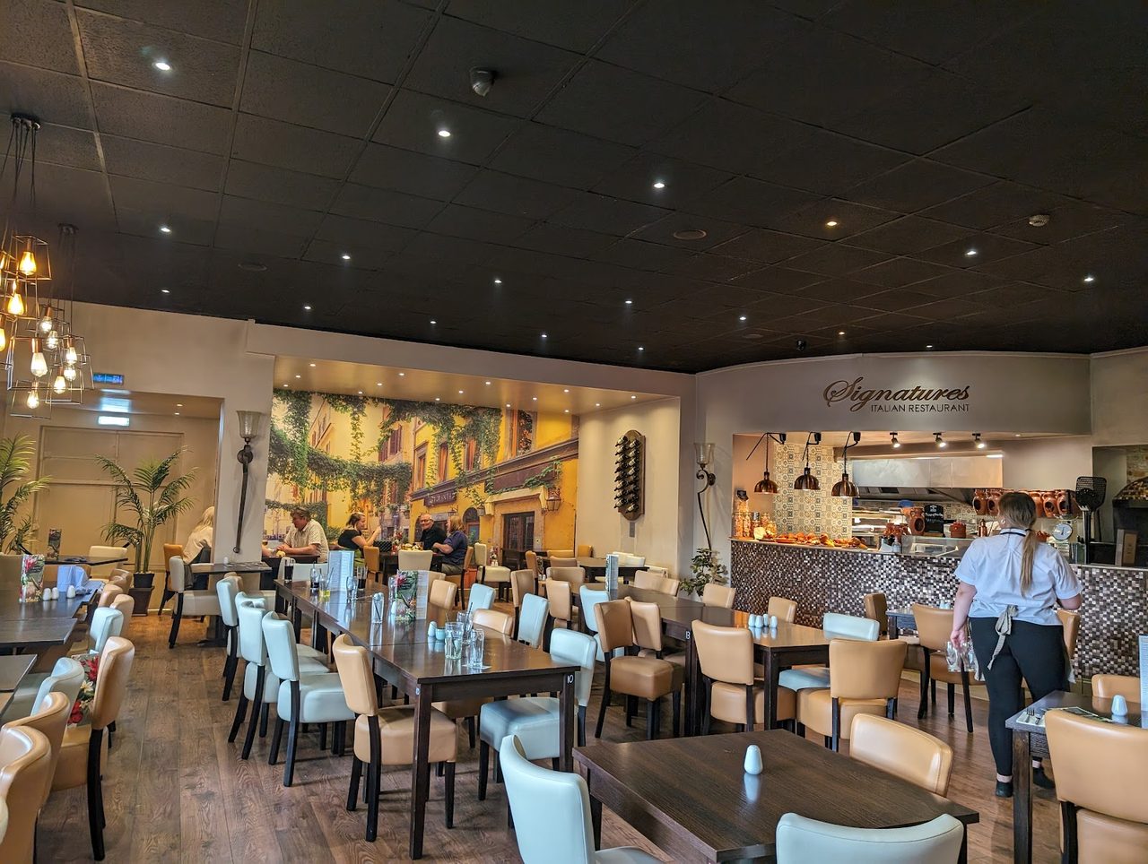 Castle Bar/Signatures Italian Restaurant