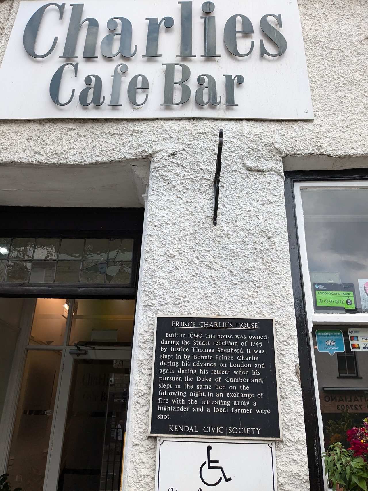 Charlies Cafe-Bar