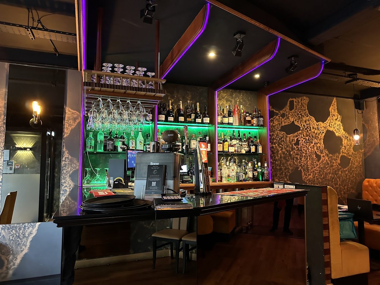 Cinammon Bar & Restaurant