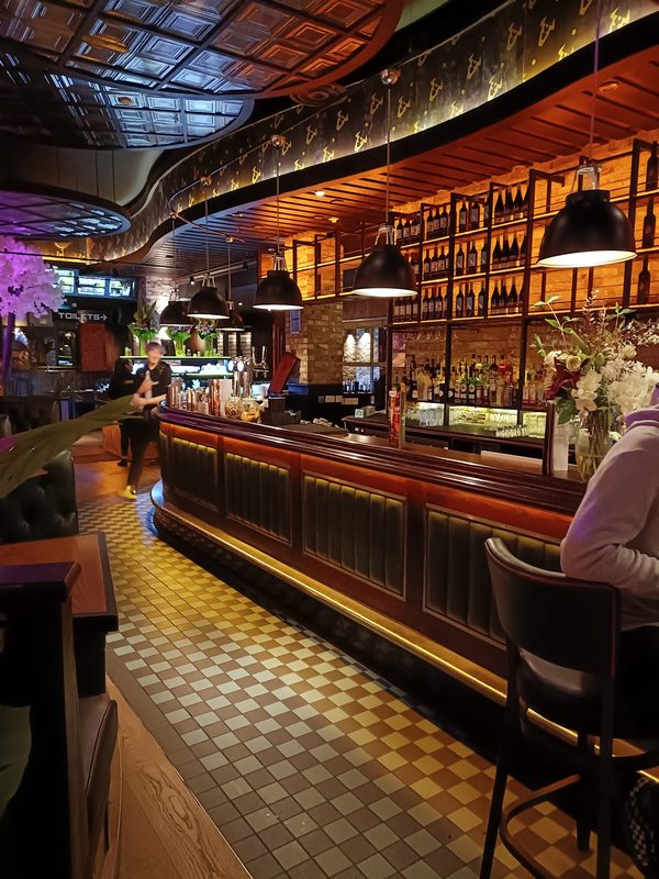 Estabulo Bar \& Grill