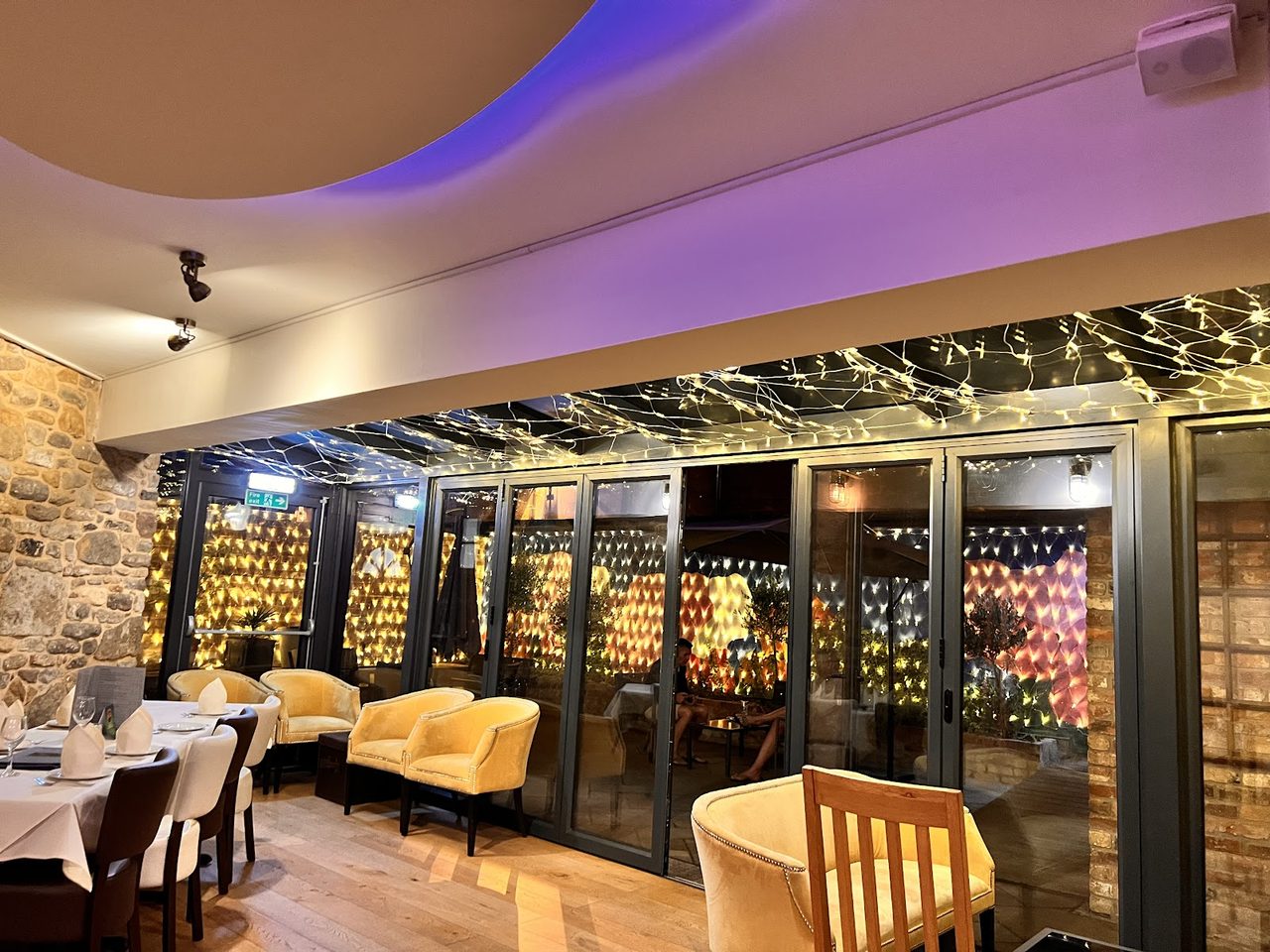 Everest Lounge