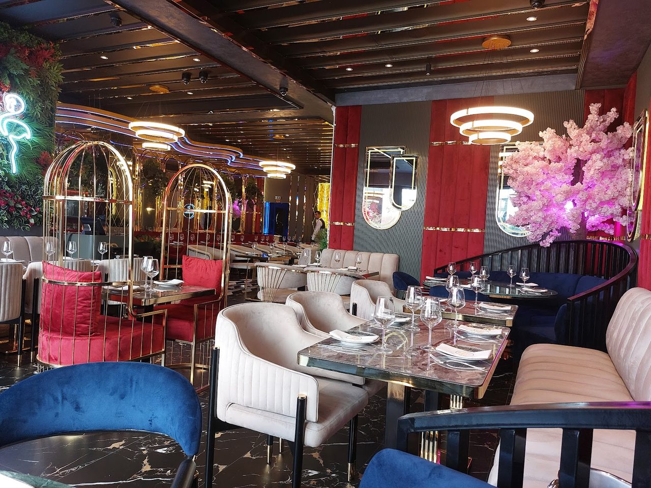 Eyna Lounge, Grill and Bar