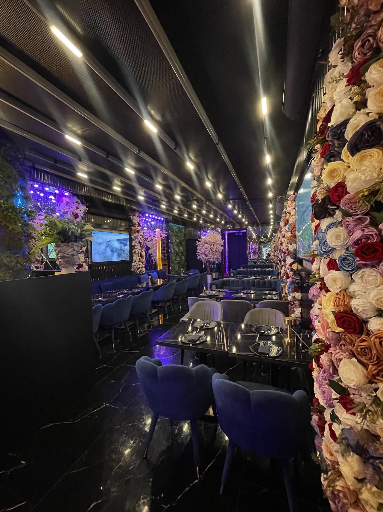 Flowers Lounge