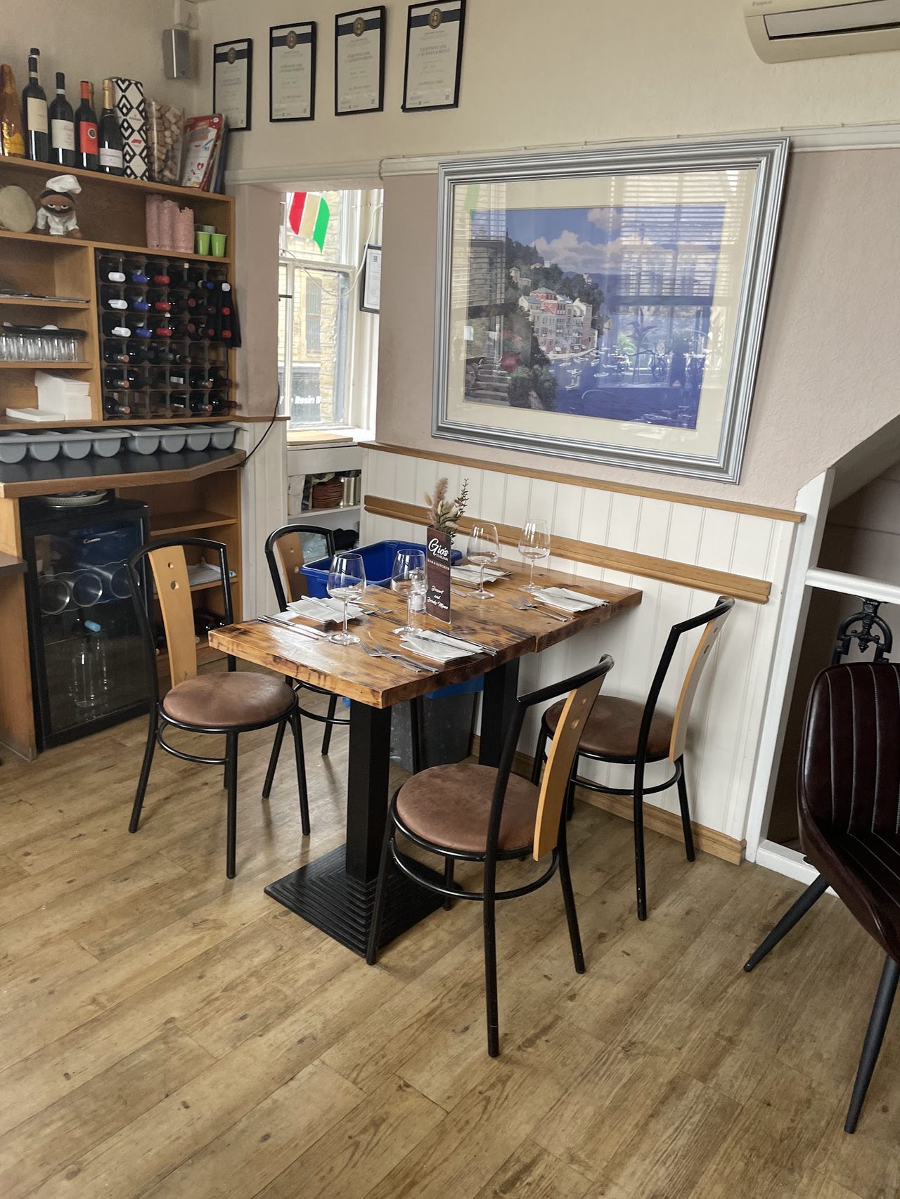 Gio's Bar And Kitchen
