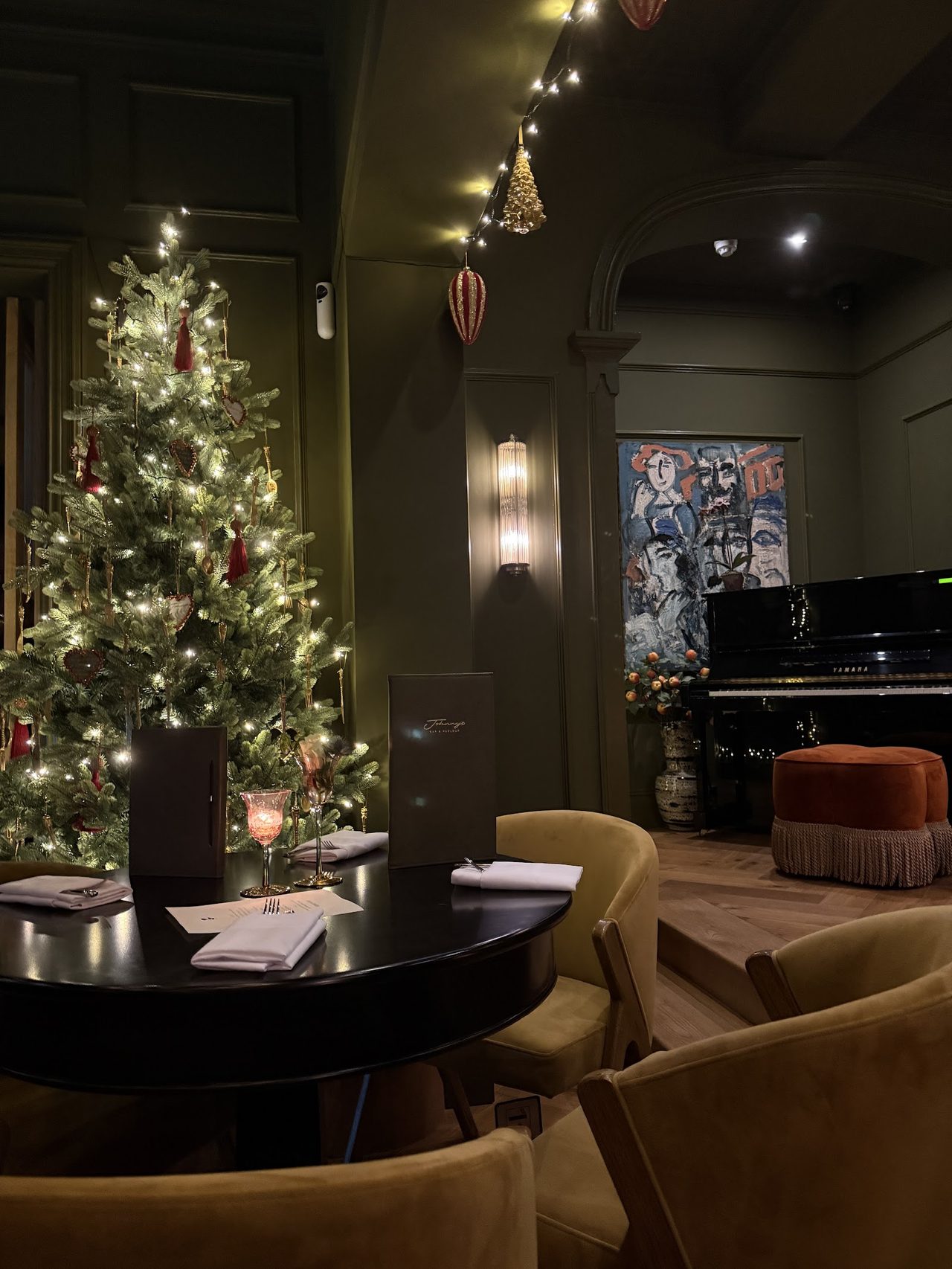 Johnnys Bar And Parlour