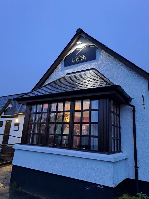 Laroch Restaurant and Bar