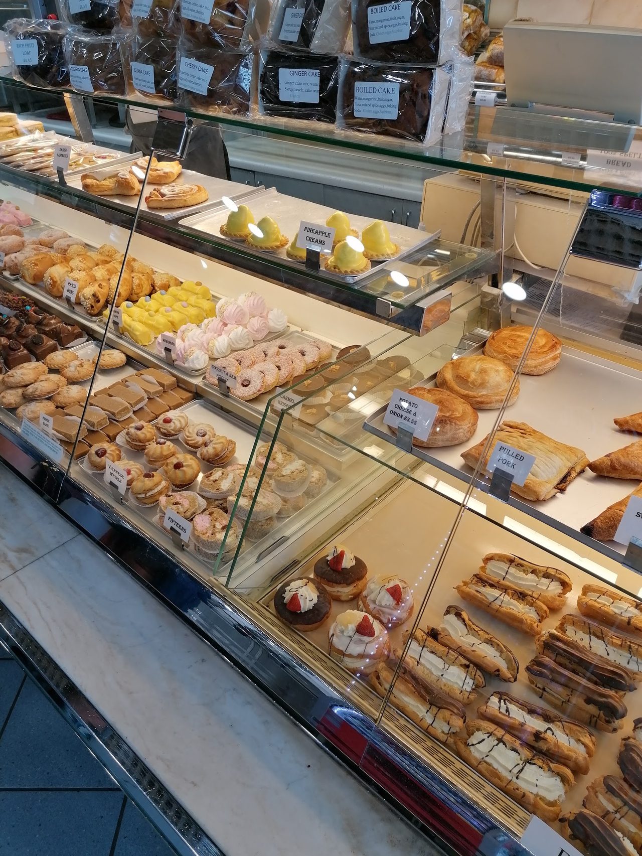 Leslie's Bakery & Coffee Lounge
