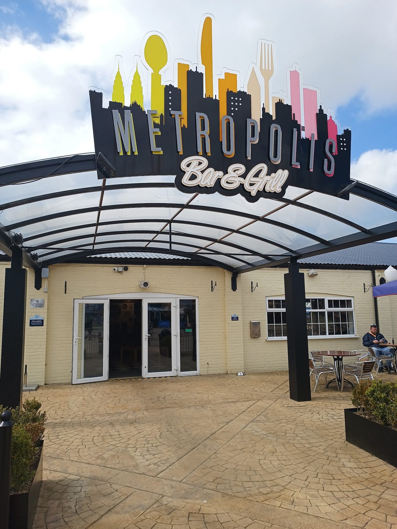 Metropolis Bar & Grill -Plaza/Metropolis Area