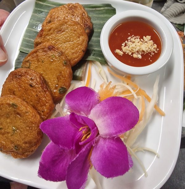 Mons Thai Street Food @ White Hart Hotel