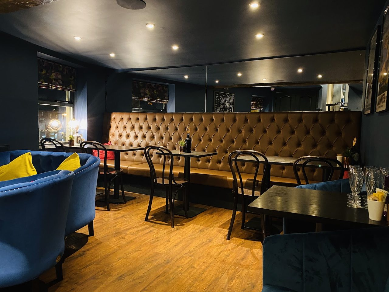 Oscar's Cafe & Wine Bar