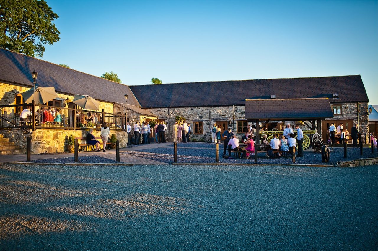 Plas Isaf - Country Farmhouse & Barn