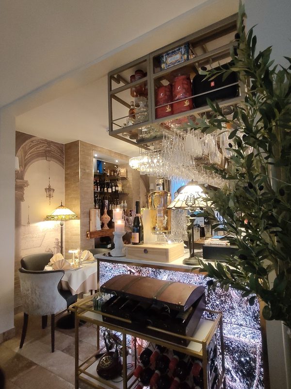 Pucci Caffe, Food & Wine