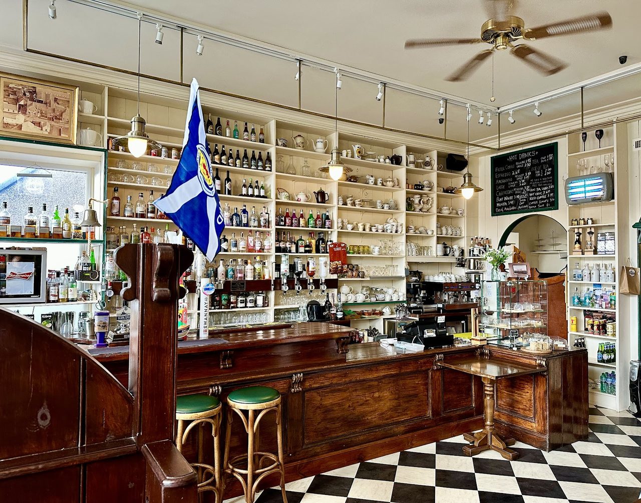 Robertson's Coffee Hoose & Bar