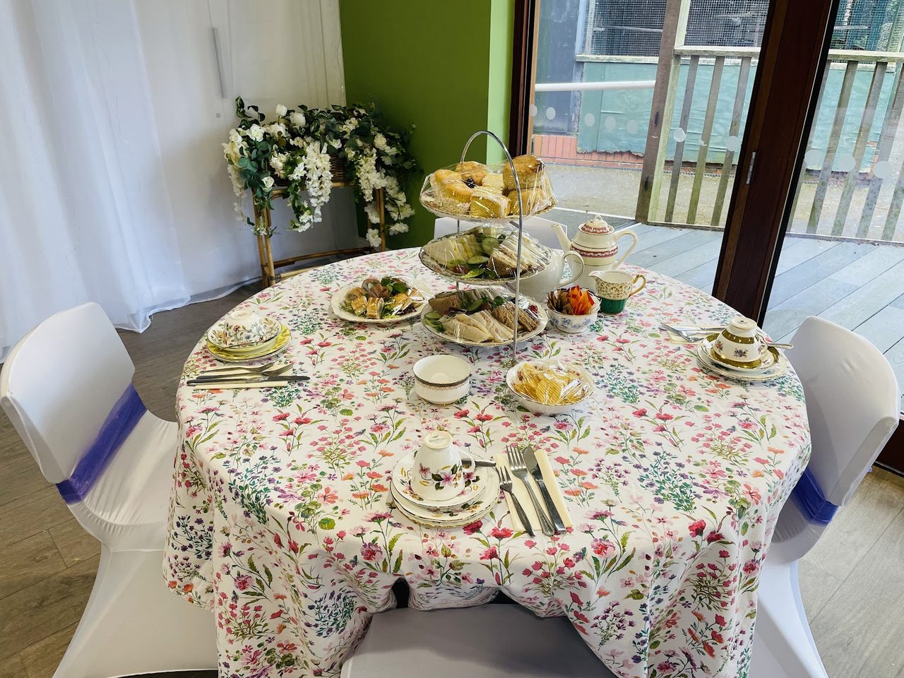 THE LITTLE VINTAGE TEA ROOM
