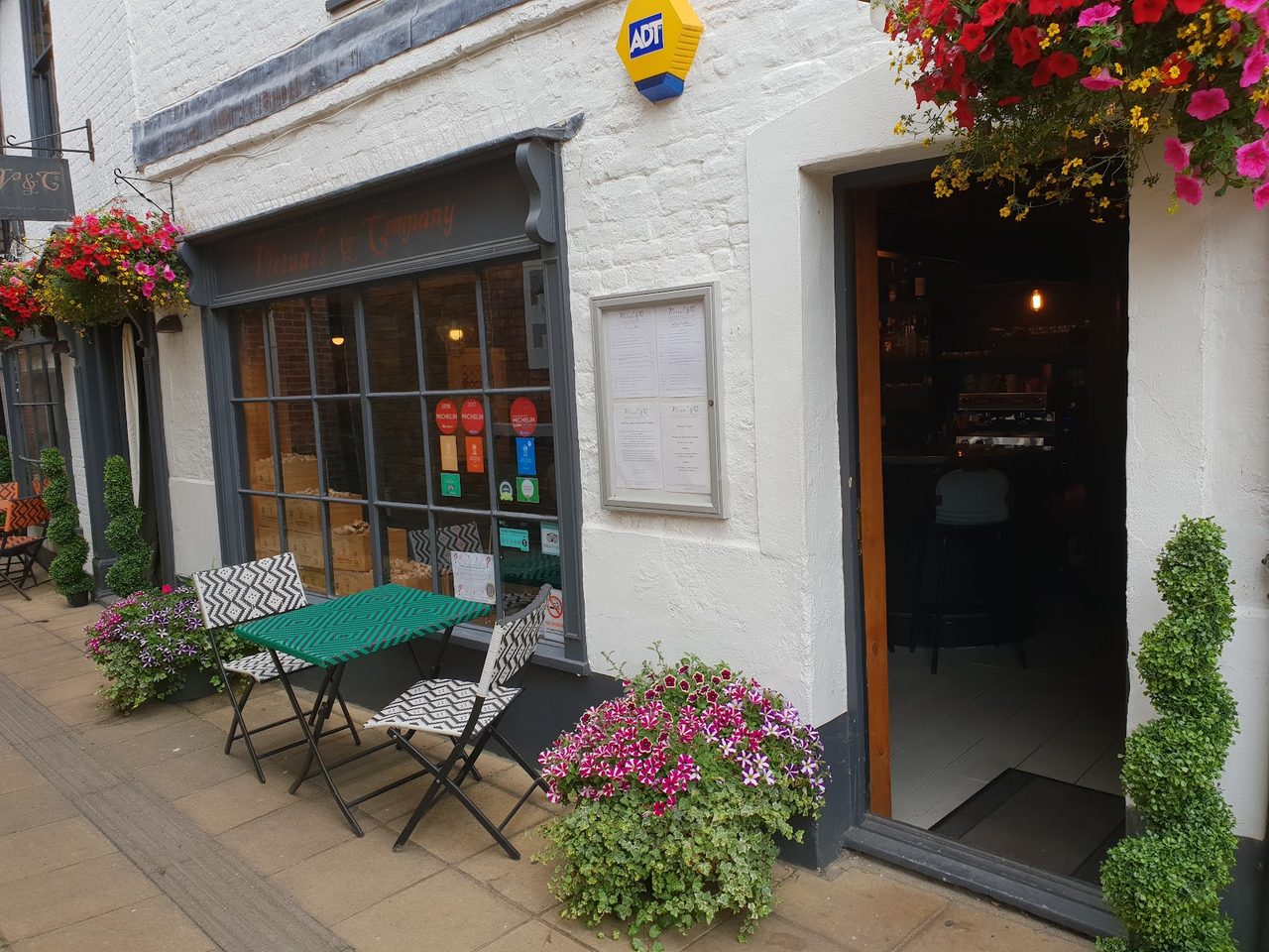 V Gastro & Bar